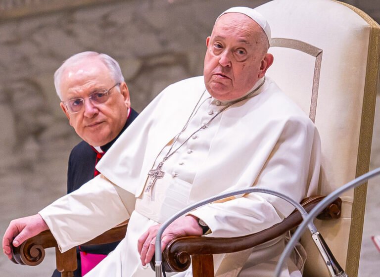 Santé du pape François : état critique après une crise respiratoire et une transfusion sanguine